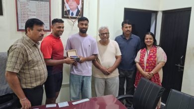 Photo of क्रिकेटर मानव सुथार को कैप्टन शशिकिरण ने दिया रेल मोमेंटो – कोच धीरज शर्मा को मिली तारीफ़