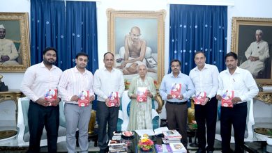 Photo of राज्यपाल द्वारा “साथी हाथ बढ़ाना” पुस्तक का विमोचन