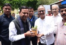 Photo of बाबासाहेब भीमराव अम्बेडकर विश्वविद्यालय में 8,500 पौधों के साथ ‘वृक्षारोपण महायज्ञ-2026’ का भव्य आयोजन