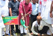 Photo of आगरा में उच्च शिक्षा मंत्री योगेंद्र उपाध्याय ने ‘एक पेड़ मां के नाम’ अभियान के तहत किया पौधरोपण