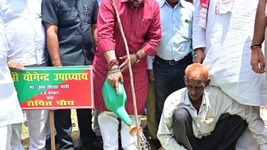Photo of आगरा में उच्च शिक्षा मंत्री योगेंद्र उपाध्याय ने ‘एक पेड़ मां के नाम’ अभियान के तहत किया पौधरोपण