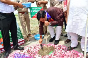 नगर विकास एवं ऊर्जा मंत्री शर्मा की मौजूदगी में आजमगढ़ में जनभागीदारी से बना 65 लाख पौधरोपण का नया कीर्तिमान
