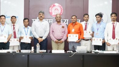 Photo of पश्चिम मध्य रेल महाप्रबंधक ने 10 रेलकर्मियों को “उत्कृष्ट संरक्षा जागरूकता पुरस्कार” से किया सम्मानित