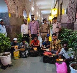 लखनऊ रेलवे स्टेशन पर अनधिकृत वेंडरों के विरुद्ध अभियान जारी, पकड़े गए 15 वेंडर