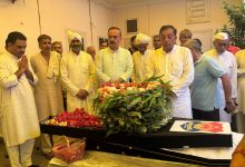 Photo of मंत्री असीम अरुण त्रिपुरा के दिवंगत डीजीपी अनुराग धनखड़ की अंतिम यात्रा में हुए शामिल, दी भावभीनी श्रद्धांजलि