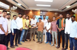 राज्य स्तरीय हॉकी प्रतियोगिता में उपविजेता बनी पूर्वोत्तर रेलवे टीम का मंडल रेल प्रबंधक ने किया उत्साहवर्धन