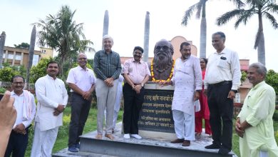Photo of “शिक्षा के साथ एक हुनर अवश्य सीखें, यही जीवन में सफलता का आधार है” : प्रो. आलोक चौबे, कुलगुरु