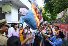 Photo of महिला कांग्रेस की सैंकड़ों पदाधिकारियों एवं कायकर्ताओं ने प्रहलाद जोशी एवं कंगना रनौत का किया पुतला दहन