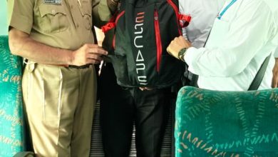 Photo of जम्मू डिवीज़न टिकट चेकिंग स्टाफ़ ने ईमानदारी और तत्परता दिखाई : यात्रियों का चोरी हुआ बैग और नकदी सुरक्षित लौटाई