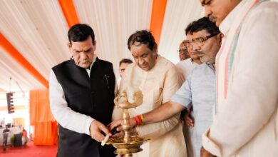 Photo of मंत्री शर्मा ने मऊ में स्व. कल्पनाथ राय की पुण्यतिथि पर 5 मेगावाट सोलर पार्क का शिलान्यास और उनकी प्रतिमा का अनावरण किया
