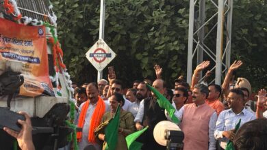 Photo of सांसद जुगल किशोर शर्मा ने सांबा रेलवे स्टेशन पर ट्रेन नंबर 20434 को हरी झंडी दिखाकर रवाना किया
