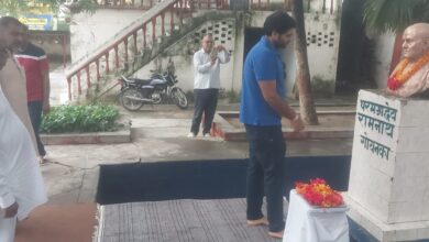 Photo of अनंत गोयनका ने रामनाथ आश्रमशाला में अपने परदादा स्व. रामनाथ गोयनका की प्रतिमा पर माल्यार्पण कर दी भावपूर्णांजलि
