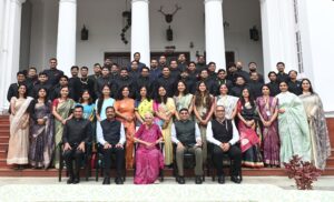 आईआरएमएस के परिवीक्षाधीन अधिकारियों ने उत्तर प्रदेश की राज्यपाल आनंदीबेन पटेल से की शिष्टाचार भेंट