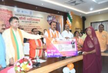 Photo of उप मुख्यमंत्री ने रसोईयों के बढ़े हुए मानदेय एवं उनको उपलब्ध करायी गयी कैशलेश चिकित्सा कार्ड सुविधा के लिए दी बधाई