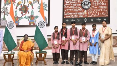 Photo of राष्ट्रपति भवन में राष्ट्रपति द्रौपदी मुर्मु से मिलीं बुलंदशहर की छात्राएं, रक्षाबंधन पर मिला गौरवपूर्ण अवसर