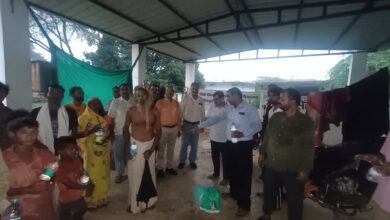 Photo of बाढ़ से प्रभावित लोगों की सहायता के लिए ग्रामोदय विश्वविद्यालय ने भोजन, दवाएं और स्वच्छ पेयजल वितरित किया