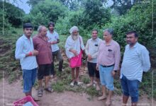 Photo of बाढ़ राहत में ग्रामोदय विश्वविद्यालय की सेवा यात्रा, दुर्गम रास्तों से टाठी घाट पहुंचाए भोजन और पेयजल