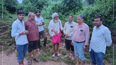 Photo of बाढ़ राहत में ग्रामोदय विश्वविद्यालय की सेवा यात्रा, दुर्गम रास्तों से टाठी घाट पहुंचाए भोजन और पेयजल