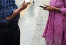 Photo of रेलवे कर्मचारी की संवेदनशीलता: हाथरस स्टेशन पर महिला यात्री के बच्चे के लिए तुरंत पहुंचाया गर्म दूध