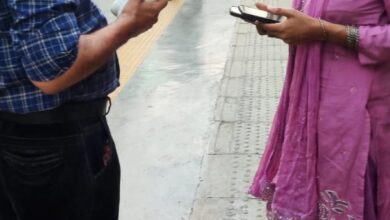Photo of रेलवे कर्मचारी की संवेदनशीलता: हाथरस स्टेशन पर महिला यात्री के बच्चे के लिए तुरंत पहुंचाया गर्म दूध