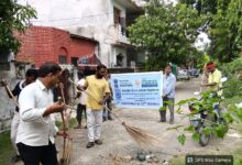 Photo of बीबीएयू ने रजनी खंड और साउथ सिटी में चलाया ‘डोर-टू-डोर’ स्वच्छता अभियान; रेलवे ट्रैक के पास भी की सफाई