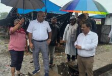 Photo of लगातार बारिश के बीच दुबग्गा मंडी पहुंचे मंडी निदेशक; मौके पर खड़े होकर कराई जल निकासी, मंडी सचिव को फटकार