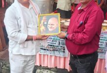 Photo of पितृ पक्ष की प्रतिपदा पर बृज की रसोई ने आशियाना में जरूरतमंदों को कराया निःशुल्क भोजन