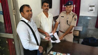 Photo of जम्मू मंडल के रेलकर्मियों की बड़ी ईमानदारी; सेना के जवान का खोया हुआ पर्स और दस्तावेज़ सकुशल लौटाए