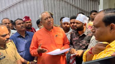 Photo of 68,500 शिक्षक भर्ती: डॉ. संजय निषाद के आवास का घेराव; मंत्री बोले— आरक्षण भीख नहीं अधिकार है, सीएम संग कराएंगे बैठक