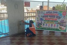Photo of वाराणसी रेल मंडल के 13 स्टेशनों से हटाए गए अवैध पोस्टर; गुटखा-पान के दागों की हुई मशीनीकृत डीप क्लीनिंग