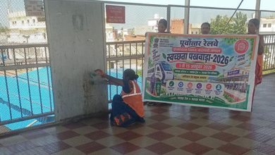 Photo of वाराणसी रेल मंडल के 13 स्टेशनों से हटाए गए अवैध पोस्टर; गुटखा-पान के दागों की हुई मशीनीकृत डीप क्लीनिंग