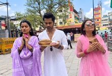 Photo of नवरात्रि पर कोल्हापुर महालक्ष्मी मंदिर पहुंचीं अभिनेत्री आरती बिराजदार और अंकिता बहुगुणा; माँ का लिया विधिक आशीर्वाद
