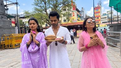 Photo of नवरात्रि पर कोल्हापुर महालक्ष्मी मंदिर पहुंचीं अभिनेत्री आरती बिराजदार और अंकिता बहुगुणा; माँ का लिया विधिक आशीर्वाद