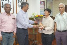 Photo of एशियन गेम्स में ४४ साल बाद गोल्ड जिताने वाली भारतीय हॉकी कोच रैना यादव को पमरे महाप्रबंधक ने किया सम्मानित
