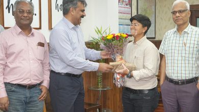 Photo of एशियन गेम्स में ४४ साल बाद गोल्ड जिताने वाली भारतीय हॉकी कोच रैना यादव को पमरे महाप्रबंधक ने किया सम्मानित