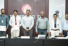 Photo of सजगता से टालीं रेल दुर्घटनाएं, पमरे महाप्रबंधक दिलीप कुमार सिंह ने पांच रेलकर्मियों को दिया ‘उत्कृष्ट संरक्षा पुरस्कार’