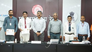 Photo of सजगता से टालीं रेल दुर्घटनाएं, पमरे महाप्रबंधक दिलीप कुमार सिंह ने पांच रेलकर्मियों को दिया ‘उत्कृष्ट संरक्षा पुरस्कार’