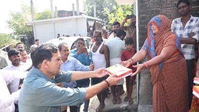 Photo of मलिहाबाद के सैंथा में ड्रोन से हुआ एंटी-लार्वा छिड़काव; बाढ़ प्रभावितों से मिले नगर विकास मंत्री शर्मा