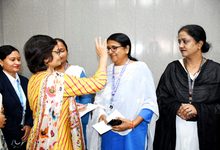 Photo of महिलाओं द्वारा संचालित लखनऊ सिटी स्टेशन पर नारी शक्ति का सम्मान; मण्डल महिला कल्याण संगठन की अध्यक्ष ने बांटे उपहार