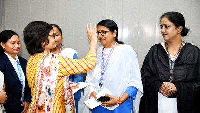 Photo of महिलाओं द्वारा संचालित लखनऊ सिटी स्टेशन पर नारी शक्ति का सम्मान; मण्डल महिला कल्याण संगठन की अध्यक्ष ने बांटे उपहार