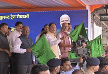 Photo of छत्तीसगढ़ के रावघाट पहुँची रेल; मुख्यमंत्री विष्णु देव साय और रेल मंत्री अश्विनी वैष्णव ने नई यात्री ट्रेनों को दिखाई हरी झंडी